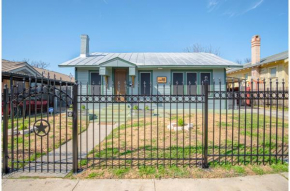 Vibrant Fully Gated 2BR2BA 4 mins from Downtown